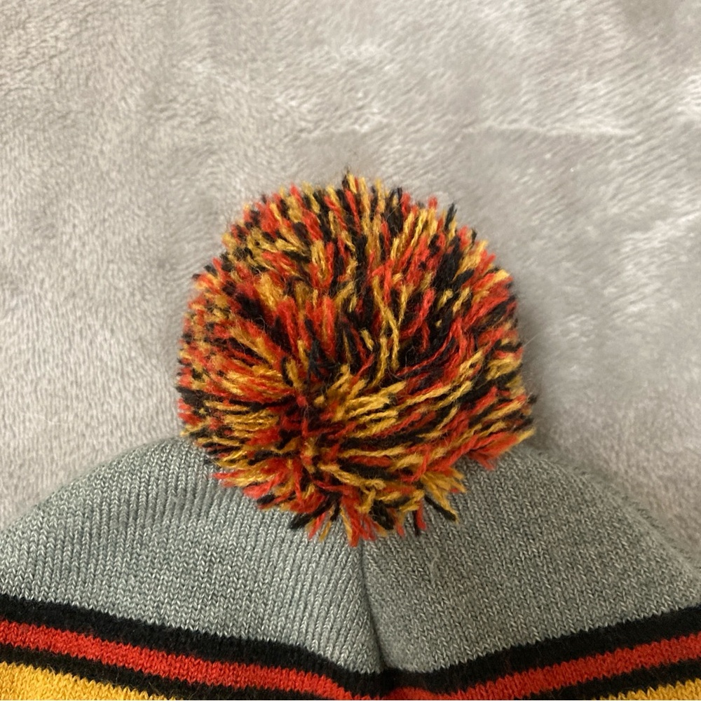 Harry Potter Warner Bros Hogwarts Knit Hat - Picture 4 of 9